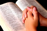Bíblia e oração. (Foto: segurawillian.blogspot.com)