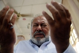 Homem ora fervorosamente na Índia. (Foto: CNN.com)
