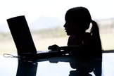 As crianças correm grandes riscos ao terem acesso às redes sociais, como assédio virtual e influências anti-bíblicas. (Foto: Reprodução).