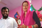 O pastor  Jeewer Joeswa e Seema Devi no período do Natal. (Foto: Morning Star News).