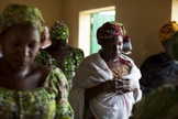 Mulheres orando durante o culto de uma igreja em Maiduguri, na Nigéria. (Foto: Reuters)