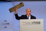 Primeiro-ministro de Israel, Benjamin Netanyahu segura pedaço de drone iraniano que invadiu território israelita por meio do espaço aéreo. (Foto:  TPS/AMOS BEN GERSHOM)