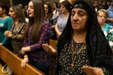Cristãos iraquianos participam de culto. (Foto: aawsat.com)
