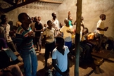 Imagem ilustrativa. Jovens africanos durante noite de oração num pobre vilarejo em Pemba, Moçambique. (Foto: Iris Global)