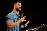 Steven Furtick afirma que seu pai o ensinou a ser racista, mas que se arrependeu quando aceitou Jesus antes de morrer. (Foto: Reprodução).