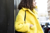 Londres mostrou que amarelo é a cor oficial da moda em 2018. (Foto: Agência Fotosite)