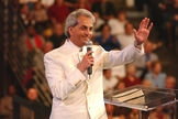 "Quando eu era mais novo, fui influenciado pelo o que os pregadores ensinavam naquela época", admitiu Benny Hinn. (Foto: Reprodução).