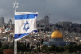 Bandeira israelense perto da Cúpula da Rocha, na Cidade Velha de Jerusalém. (Foto: Reuters/Ammar Awad)