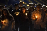 Estudantes do ensino médio durante uma vigília de oração depois do tiroteio em Parkland, na Flórida. (Foto: Getty Images/Drew Angerer)