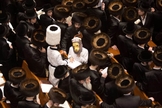 Judeus lendo o livro de Ester e filhos fantasiados durante o Purim, em Jerusalém. (Foto: AFP/Getty Images)