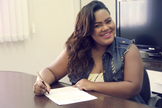 A cantora começou sua carreira musical ainda na adolescência, como vocalista do Raiz Coral. (Foto: Divulgação).
