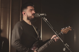 O single está disponível em live session no YouTube no canal oficial do cantor. (Foto: Reprodução).