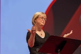 Karen Gaffney falando sobre sua história no TedX em Portland, nos EUA. (Foto: Toto Vo/Flickr)