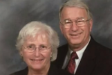 O pastor John Alford sobreviveu com graves ferimentos, mas não conseguiu resgatar sua esposa. (Foto: Reprodução).