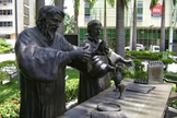 Escultura representando o primeiro culto protestante no Brasil, oficiado pelos pastores Rev. Pierre Richier e Rev. Guillaume Chartier. (Foto: Reprodução).