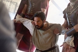 Cena de Lucas (Jim Caviezel) sendo interrogado na prisão de Mamertine. (Foto: CTMG) 