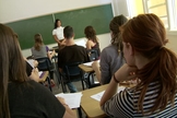Imagem ilustrativa. Professora durante aula com estudantes do ensino médio. (Foto: Shutterstock)