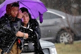 Mãe e filho se confortam após tiroteio em Maryland. (Foto: Getty Images)