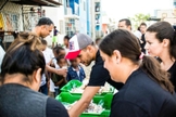 Os cristãos proporcionaram a distribuição de lanches para cerca de 300 crianças do local. (Foto: Reprodução).
