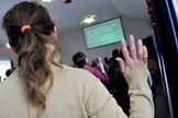 Inicialmente eles entraram para assistir o culto, mas depois passaram a gravar vídeos e vasculhar as salas da igreja. (Foto: Reprodução).