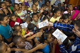 Bíblias sendo distribuídas por missionários em igreja cubana. (Foto: American Bible Society)