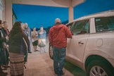 Membros de uma igreja saíram às ruas para oferecer orações pelos motoristas. (Foto: Pentecostals of Jonesboro Church)