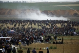 Palestinos durante manifestações na Faixa de Gaza, próximo à fronteira de Israel. (Foto: AFP/Mohammed Abed)