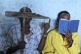 Cristãos somalis escondem o rosto para sair em foto. (Foto: voceisontina.eu)