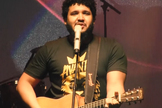A música integra o disco 'Avante', gravado ao vivo com mais de 2.500 pessoas. (Foto: Reprodução).