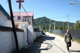 Chinês caminha em frente a uma igreja na fronteira com a Coreia do Norte. (Foto: Ng Han Guan/AP)