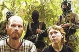 Martin (à direita) e Gracia Burnham (esquerda) com terroristas do Abu Sayaff ao fundo. (Foto: Persecution Blog)