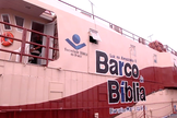 A principal finalidade do Barco da Bíblia é disponibilizar literatura bíblica a um valor acessível. (Foto: Reprodução).