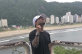 O apresentador Yudi Tamashiro diz que tem sido alvo de críticas por causa de sua nova fé. (Foto: Reprodução)