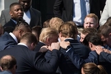 JK Scott e seus amigos se unem em volta do presidente dos EUA, Donald Trump para orar. (Foto: editiononline)