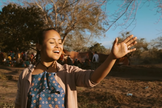 Bruna Karla se apresenta cantando e dançando juntamente com locais de Moçambique. (Foto: Reprodução).