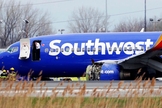Avião da Southwest Airlines na pista do Aeroporto Internacional da Filadélfia após um pouso de emergência. (Foto: David Maialetti/AP)