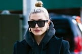 A top model americana Hailey Baldwin é adepta ao coque samurai. (Foto: Gotham/Contributor/Getty Images)