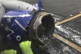 Motor do avião da Southwest Airlines é inspecionado no Aeroporto Internacional da Filadélfia. (Foto: Amanda Bourman)