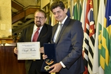 Afirmando não ser merecedor de tal honraria, Asaph Borba agradeceu a homenagem. (Foto: Reprodução).