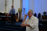 "Deus falou comigo claramente que Ele havia me chamado para pregar aos surdos", disse Ronilson Lopes". (Foto: Reprodução/Facebook).