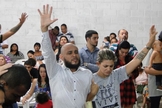 Um dia após a morte dos filhos, os pastores George Alves e Juliana Salles ministraram um culto em sua igreja. (Foto: Reprodução)