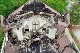 Teto da igreja de St. Andrew foi completamente destruído. (Foto: Twitter)