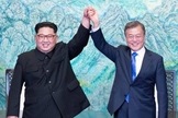Os líderes da Coreia do Norte e Coreia do Sul, Kim Jong-un e Moon Jae-in. (Foto: Korea Summit Press Pool/AFP)