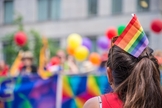 Mulher acompanha a parada do orgulho gay em Toronto, no Canadá. (Foto: Marc Bruxelle)