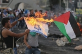 Palestino queima bandeira de Israel em protesto. (Foto: Sputnik International)