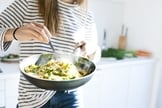 Se você comer o que gosta e fizer escolhas inteligentes, o sucesso na balança aparece. (Foto: Getty Images)