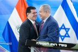 Horacio Cartes, presidente do Paraguai e Benjamin Netanyahu, o primeiro-ministro de Israel. (Foto: Emil Salman/POOL).