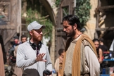 O diretor Andrew Hyatt numa das locações com o ator Jim Caviezel que no filme interpreta Lucas. (Foto: Divulgação).