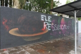A imagem de Jesus decapitado foi encontrada coberta com tinta preta. (Foto: Reprodução).