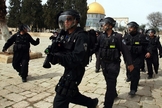 Polícia israelense atuando na tensa região do Monte do Templo. (Foto: VosIzNeias)